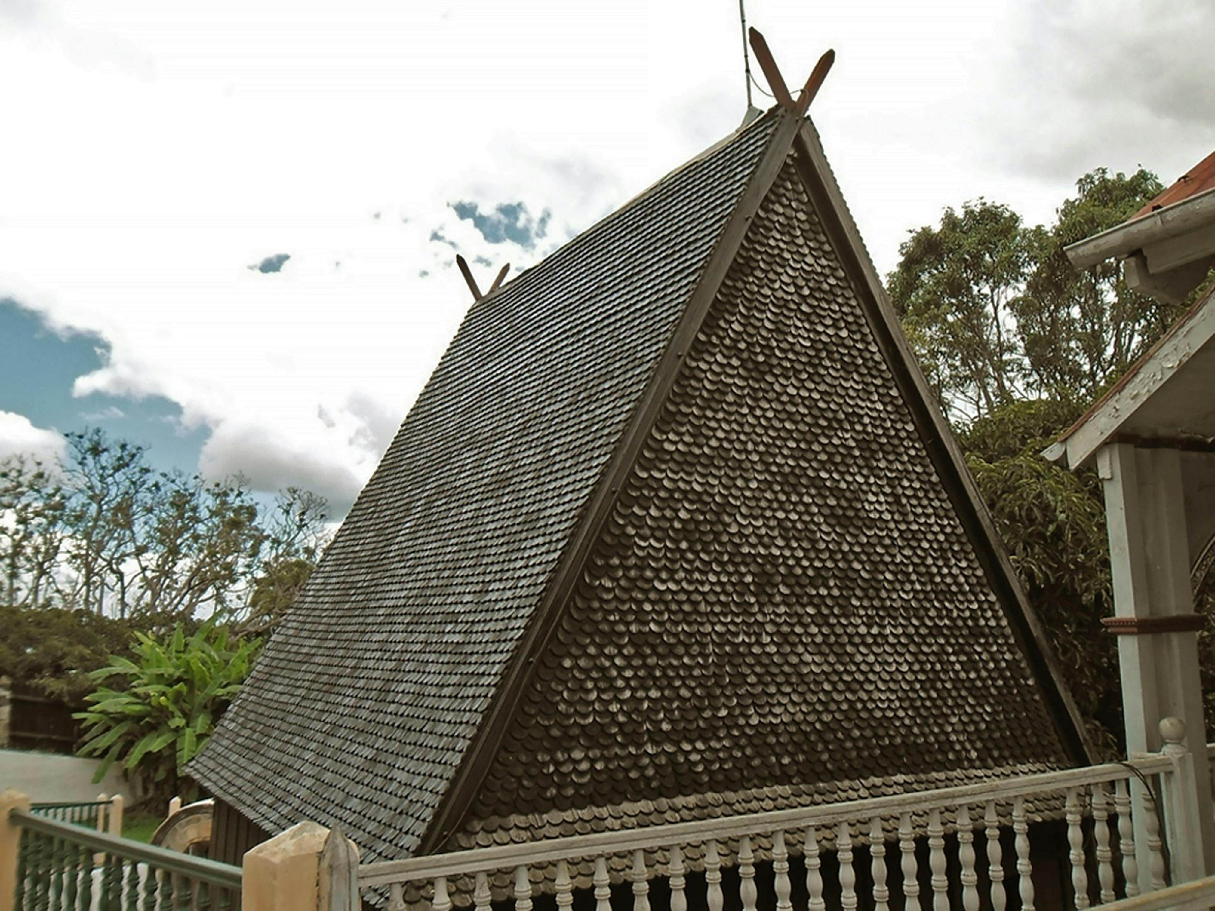 Mahandrihono palace roof after conservation, 2013