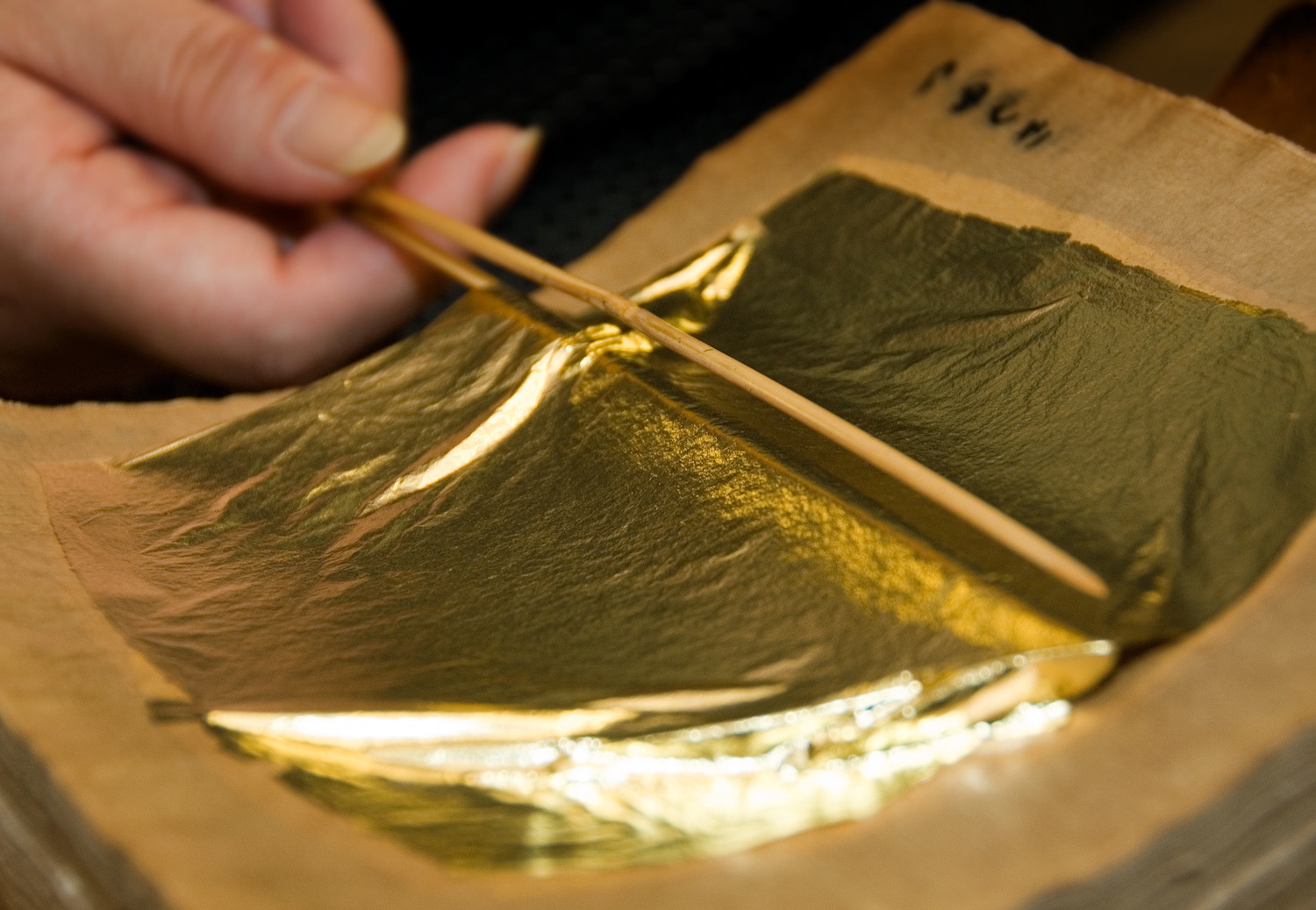 Kanazawa Haku: Gold Leaf Production Craftsmanship