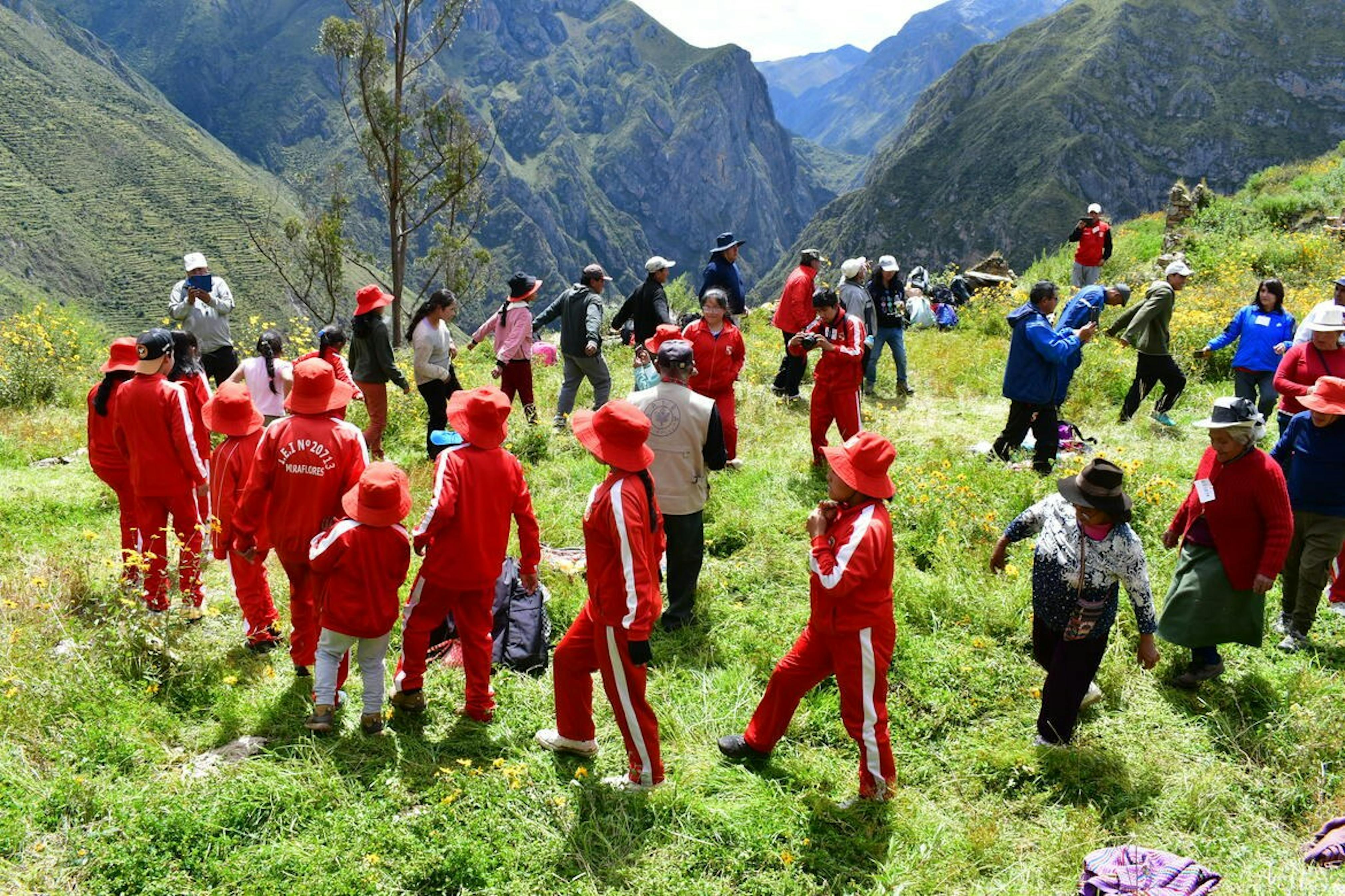 Students dancing at Huaquis