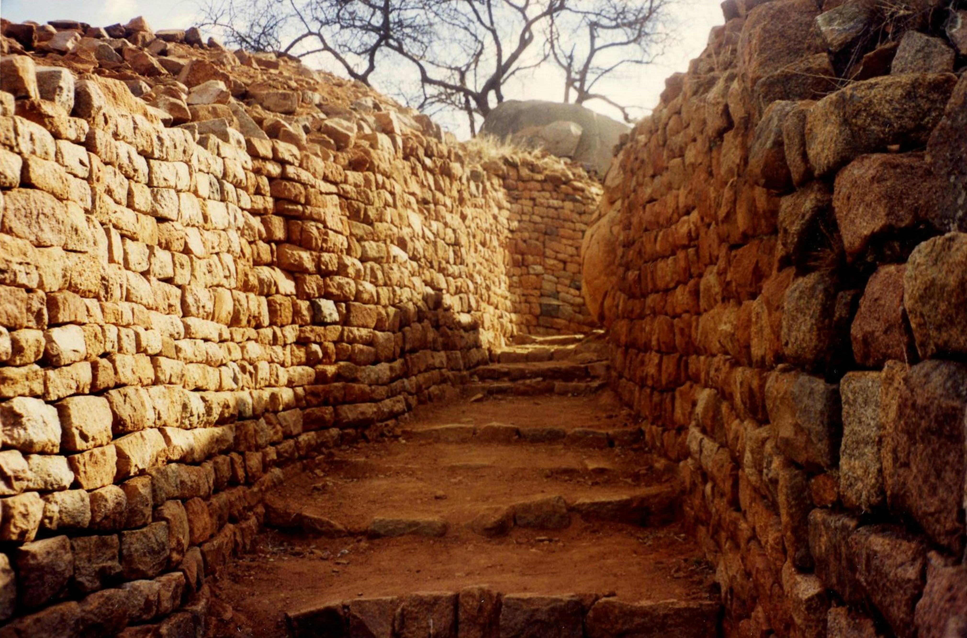 54 zwe khami hill complex passage post cons c2000