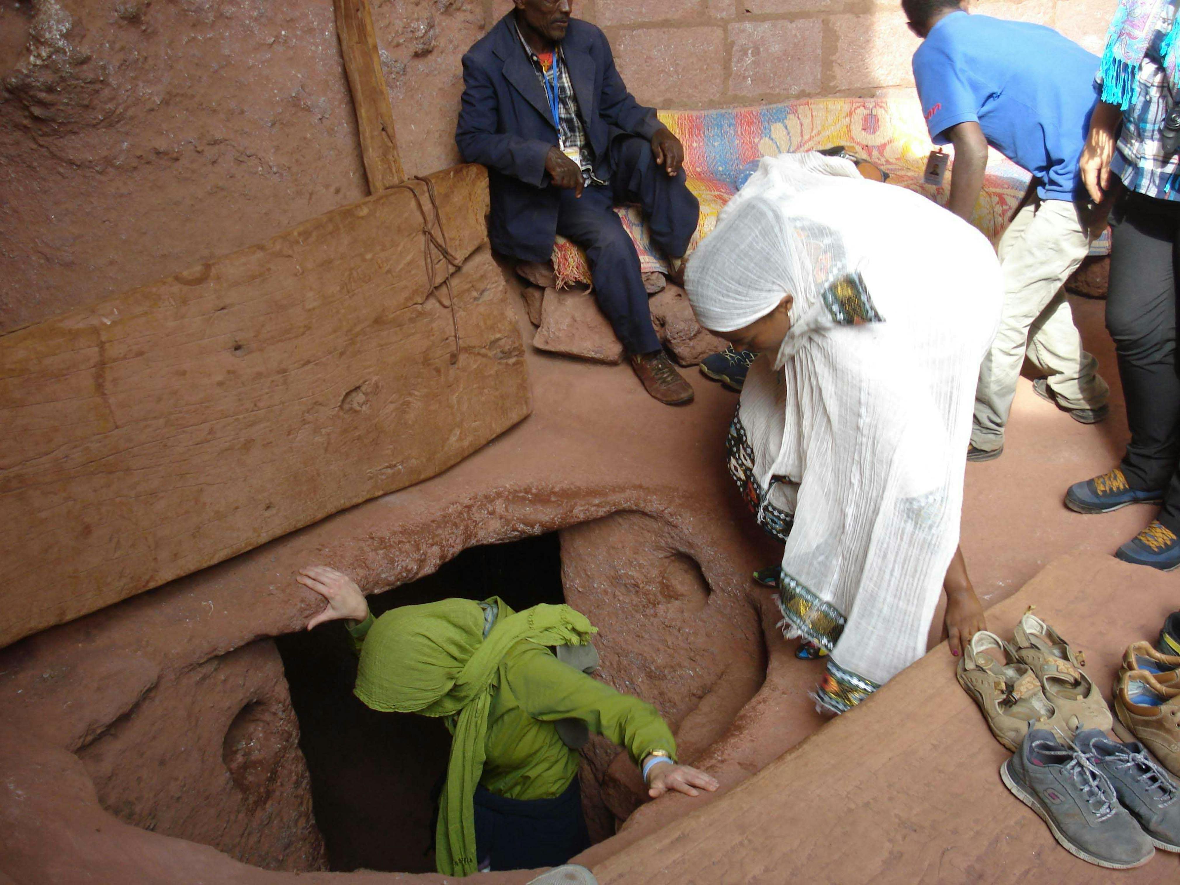 Students participating in the Lalibela field school, 2016, shown here descending into a tunnel near Biete Qeddus Mercoreus. Photo: L. Gottert