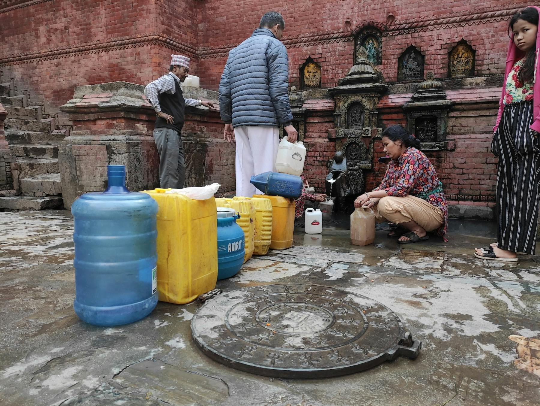 Queue for water at a hiti, 2021.