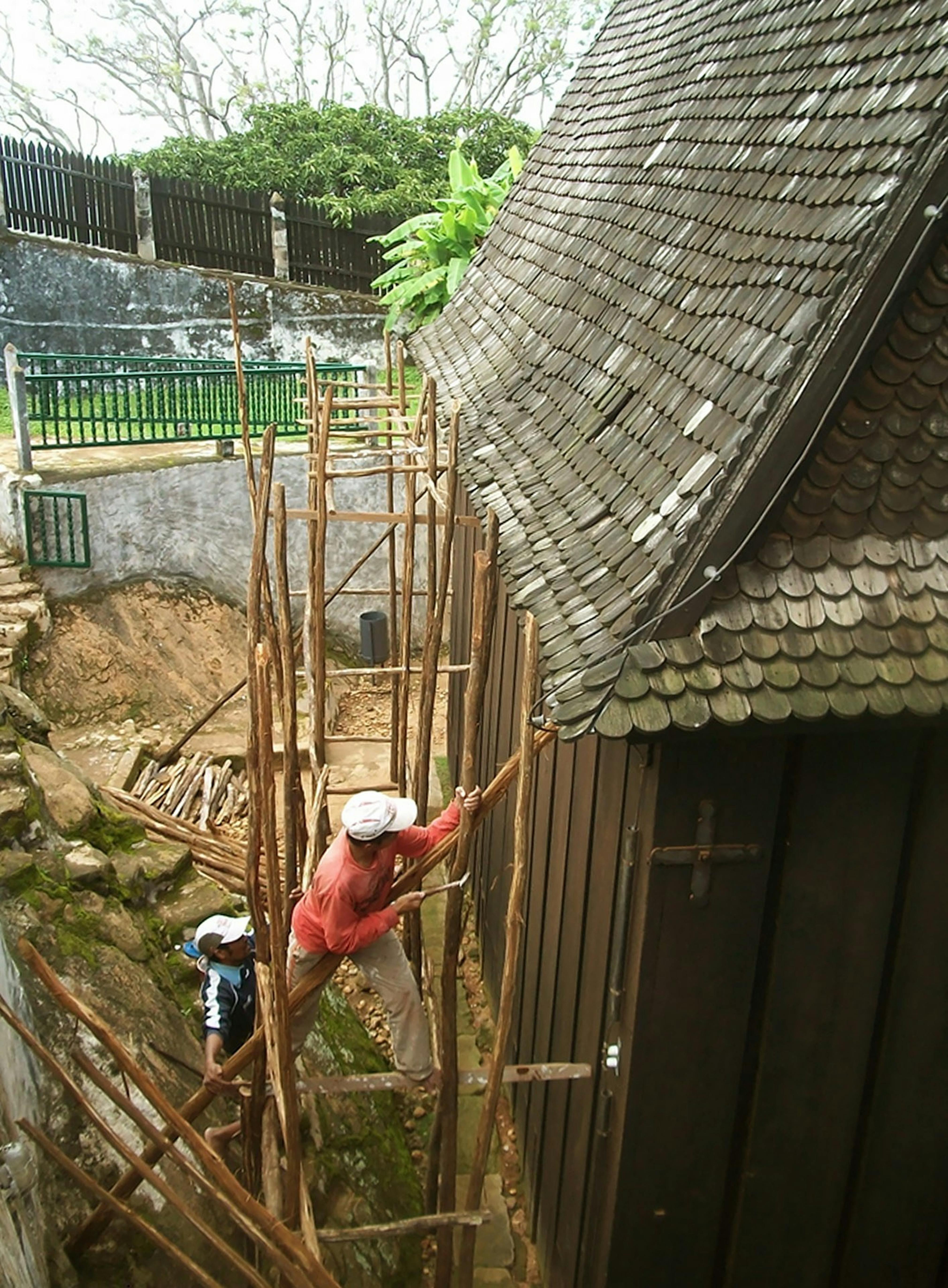 Installation of scaffolding on the Mahandrihono palace, 2013
