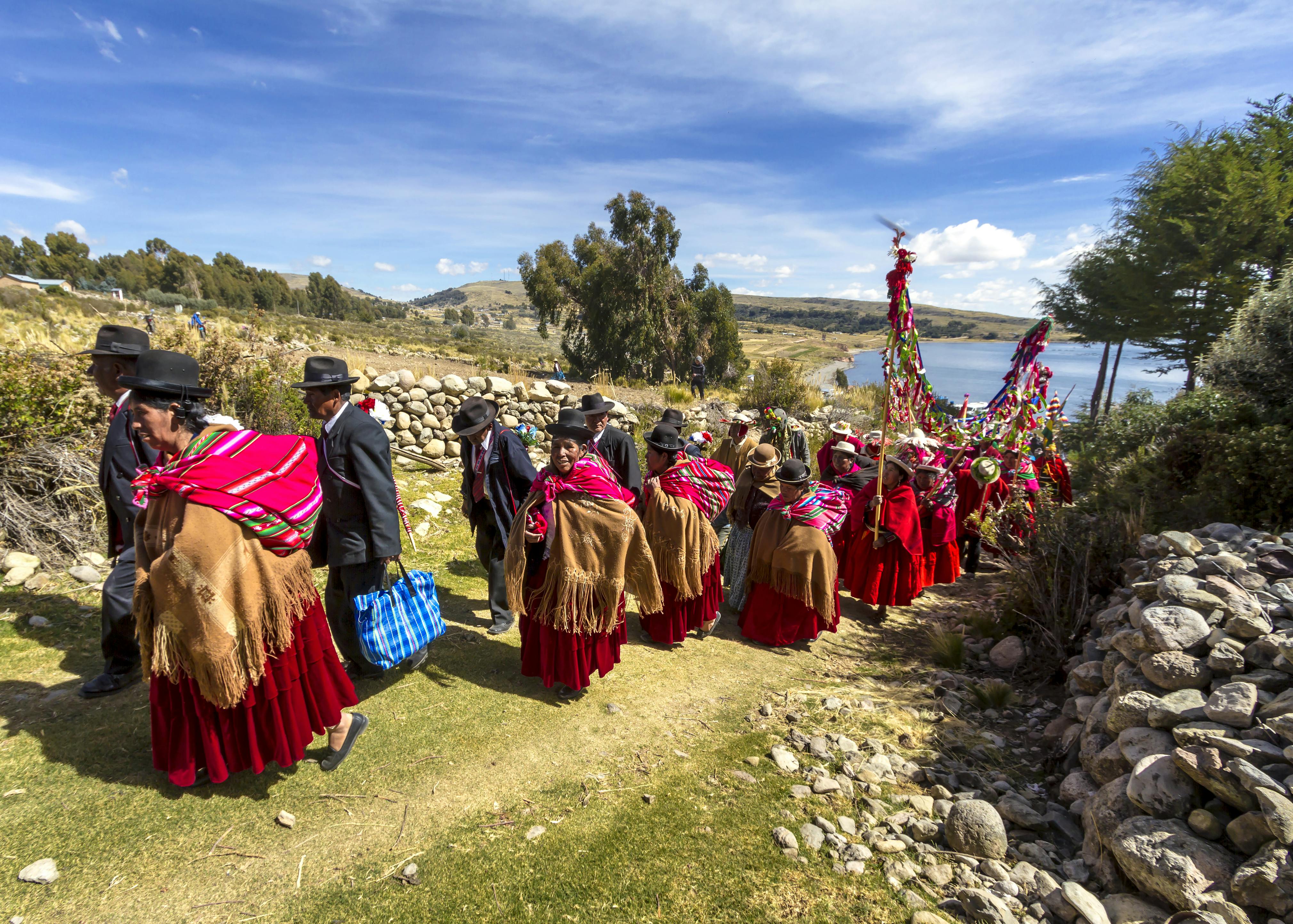 PER_QhapaqNan_VillagersOnTheRoad_(Colombia)