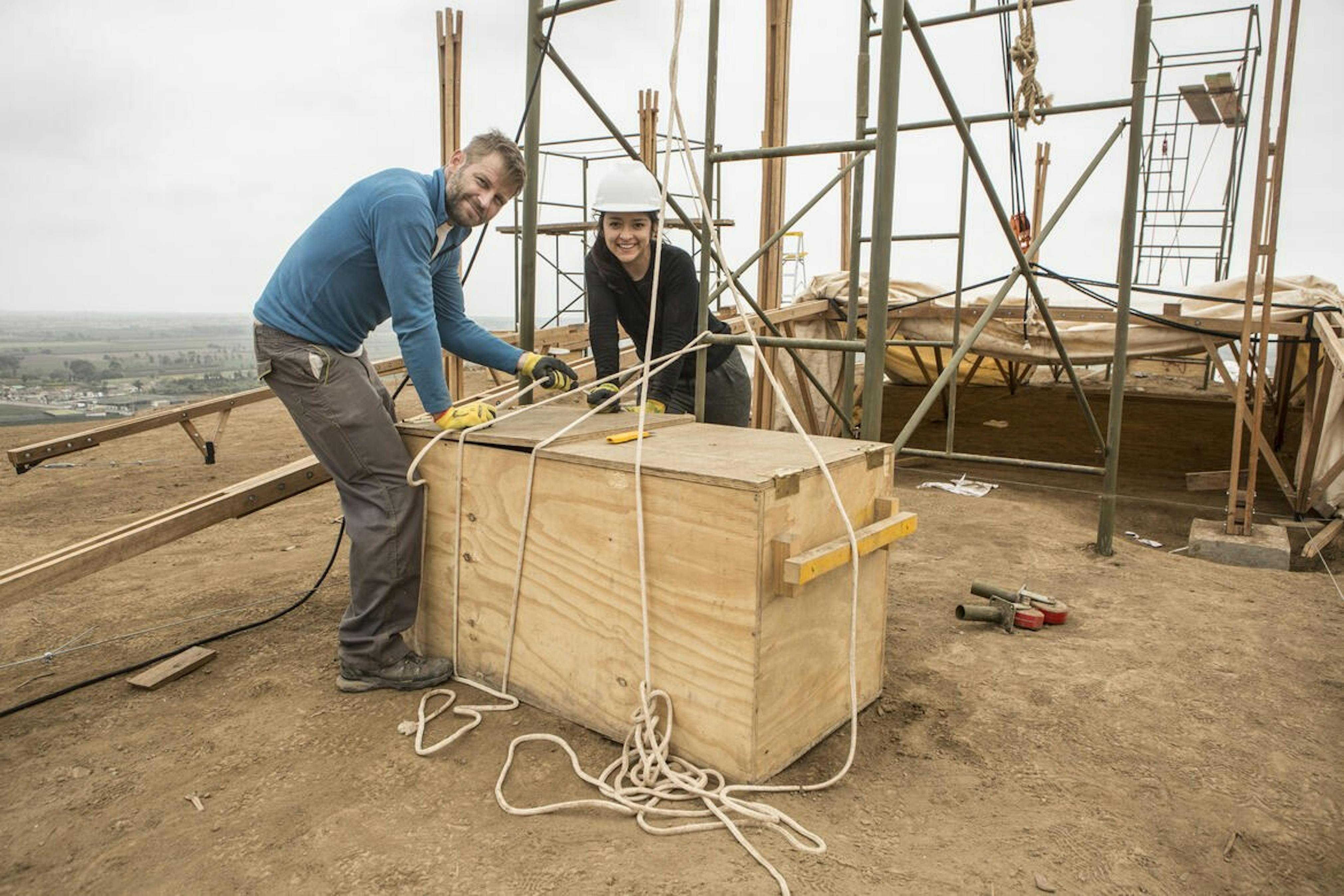 El arquitecto con una de sus estudiantes de arquitectura.