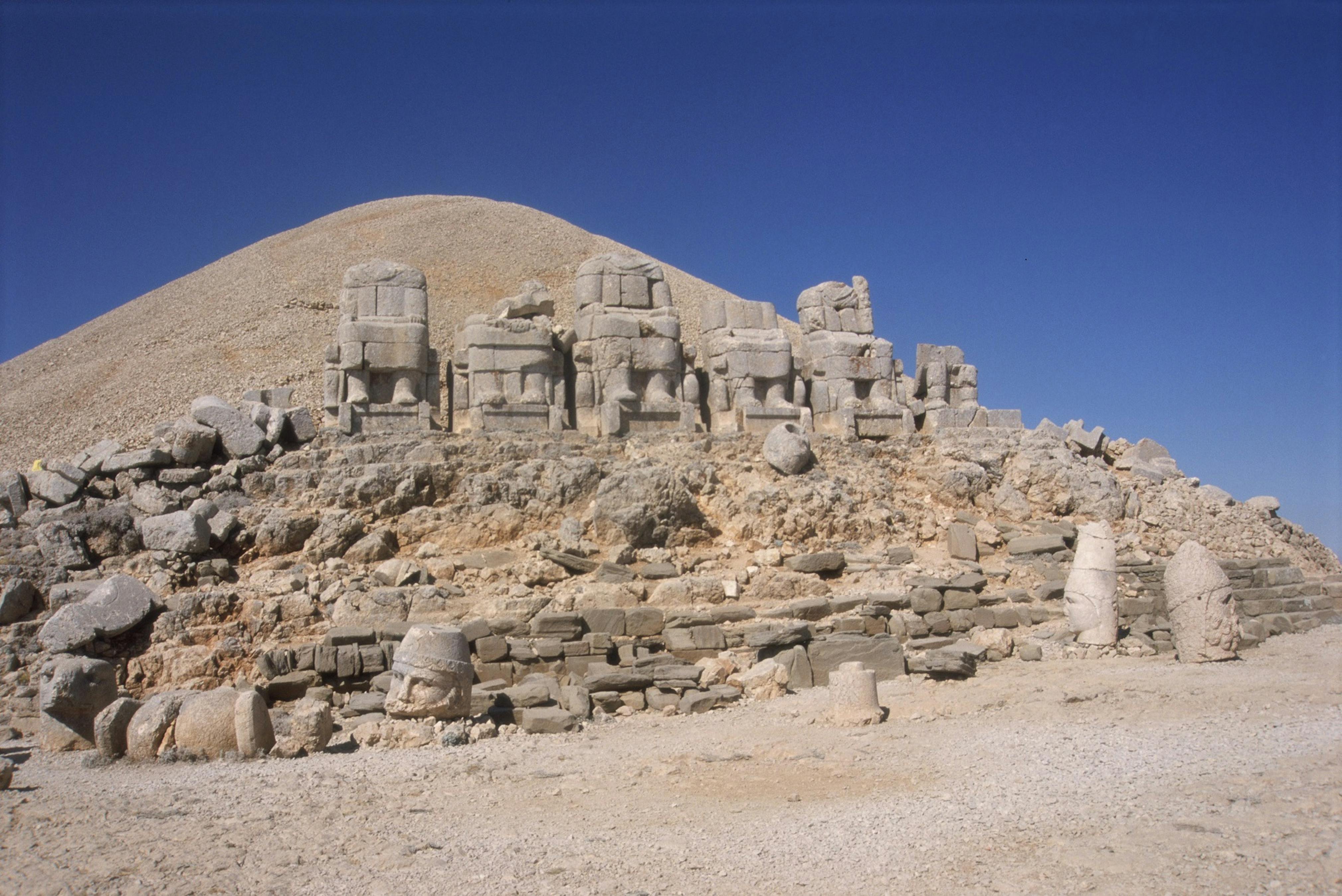 B1 tur nemrut seated colossal bodies without heads 2001