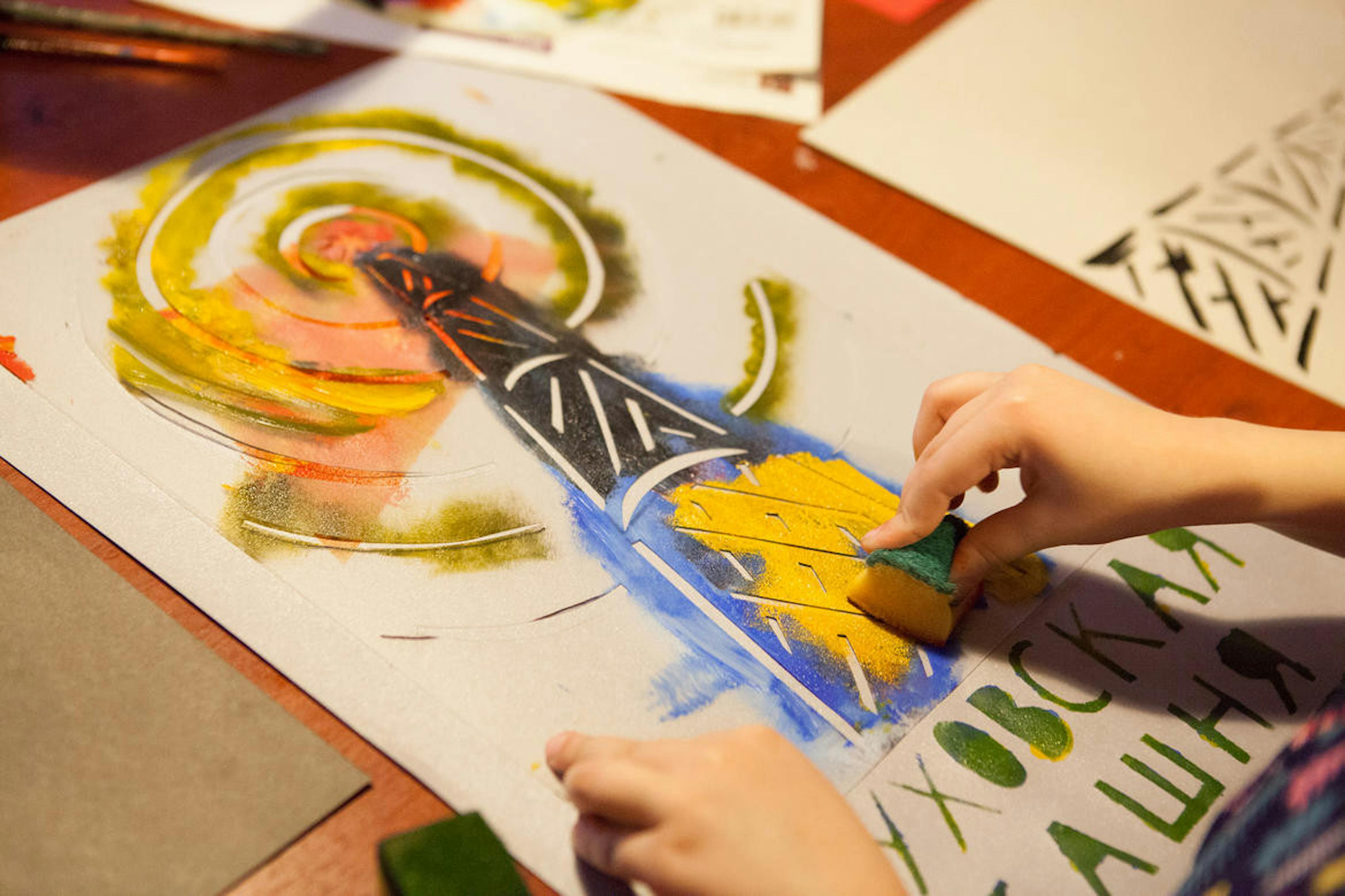Children creating art inspired by Shukhov Tower.